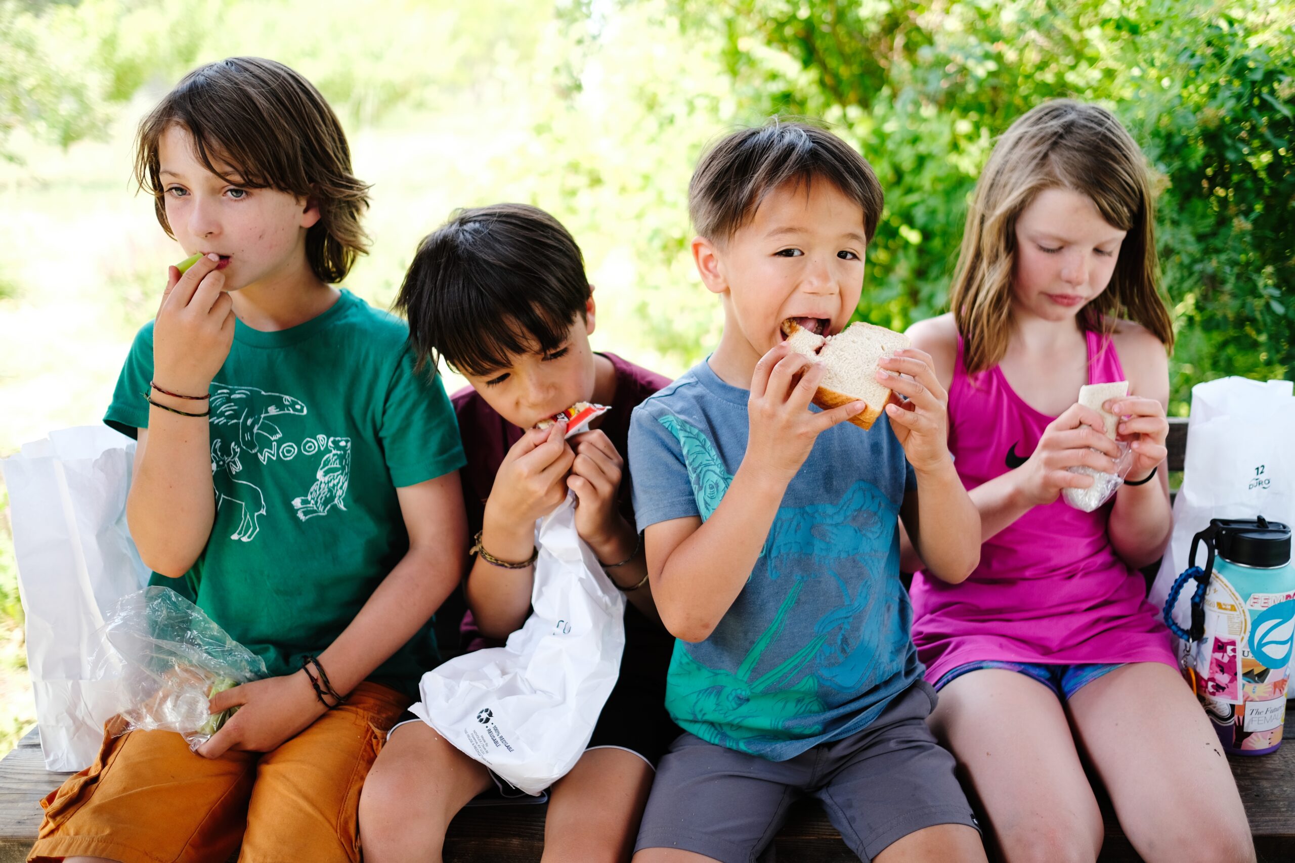 Young chdildren eating lunch